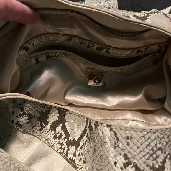 Off wire/cream colored guess handbag. With guess logo on front - Picture 7 of 12